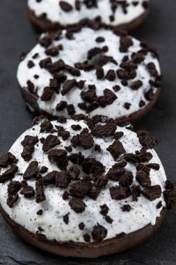 Taş zeminde çörekler, yakın plan.