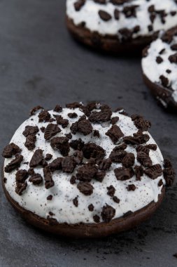 Taş zeminde çörekler, yakın plan.