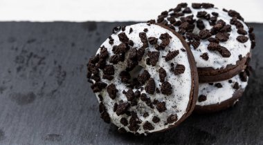 Taş zeminde çörekler, yakın plan.