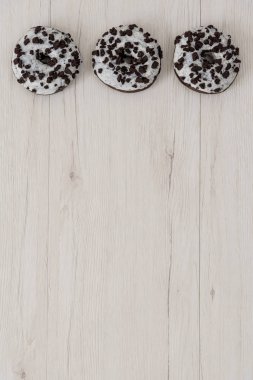 Beyaz ahşap arka planda çörekler. Üst görünüm, alanı kopyala