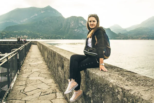 ベラージョ コモ湖 ロンバルディア州の隔離後の若い旅行者の女性イタリア — ストック写真
