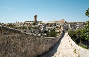 Gravina, İtalya - 31 Ağustos 2020: Puglia İtalya 'nın Gravina kentinde kanyon üzerinde uzanan iki katlı Roma köprüsü.