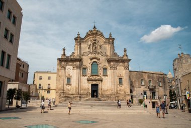 Matera, İtalya - 31 Ağustos 2020: İtalya 'nın Matera Puglia kentindeki San Francesco d' Assisi ortaçağ kilisesi.