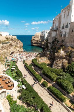 Polignano a Mare, İtalya - 01 Eylül 2020: İtalya 'nın Polignano kentindeki plaj lama monachile cala porto manzarası. Puglia, İtalya.