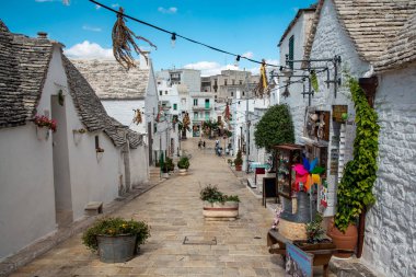 Alberobello, İtalya - 01 Eylül 2020: Alberobello şehrindeki geleneksel Trulli evleri ve sokakları, Puglia, İtalya