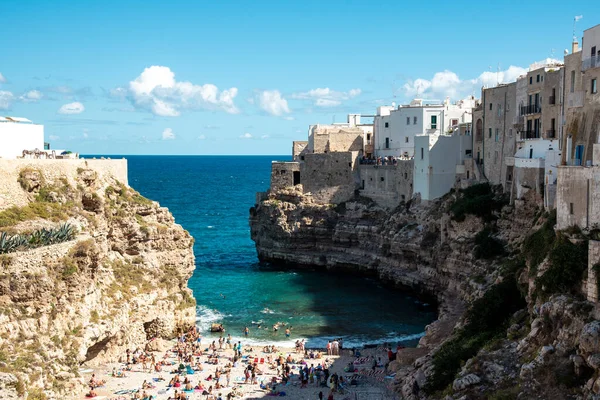 Polignano a Mare, İtalya - 01 Eylül 2020: İtalya 'nın Polignano kentindeki plaj lama monachile cala porto manzarası. Puglia, İtalya.