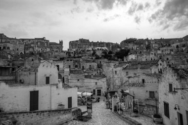Matera, İtalya - 31 Ağustos 2020: Matera İtalya 'nın antik kentinde tipik bir ev ve sokak taşı. Siyah beyaz fotoğraf..