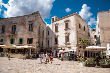 Polignano a Mare, İtalya - 01 Eylül 2020: İtalyan şehri Polignano 'da sokak ve evler manzarası. Puglia, İtalya.
