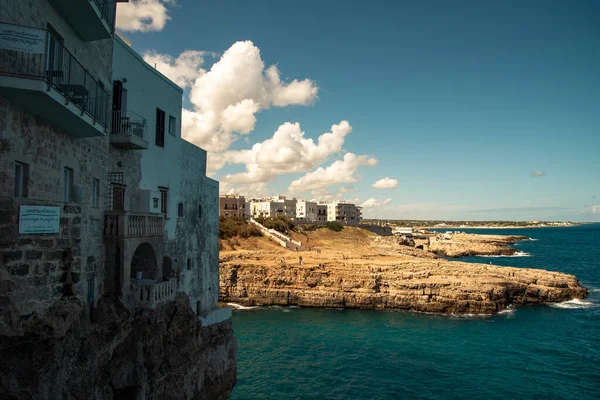 Polignano Mare Italië September 2020 Zicht Kustlijn Huizen Italiaanse Stad — Stockfoto