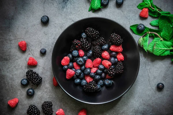 Organic Berries Served Black Plate Dark Metal Background Top View — Stock Photo, Image