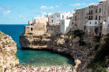 Polignano a Mare, İtalya - 01 Eylül 2020: İtalya 'nın Polignano kentindeki plaj lama monachile cala porto manzarası. Puglia, İtalya.