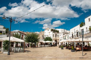 Alberobello, İtalya - 01 Eylül 2020: Alberobello şehrindeki geleneksel evler ve sokaklar, Puglia, İtalya