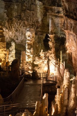 Frasassi, İtalya - 08 Temmuz 2020: Marche, İtalya 'daki Frasassi Mağarası' nın girişinde panorama manzarası. Frasassi Mağarası İtalya 'da ziyaret edilebilecek en güzel mağaralardan biridir..