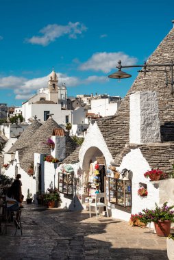 Alberobello, İtalya - 01 Eylül 2020: Alberobello şehrindeki geleneksel Trulli evleri ve sokakları, Puglia, İtalya