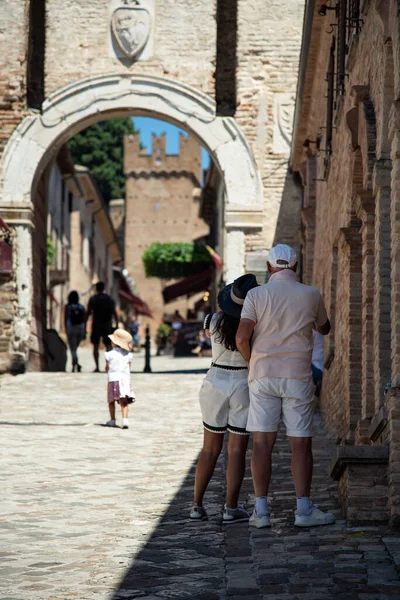 Градара Италия Июля 2020 Года Туристическая Семья Маленьком Древнем Городе — стоковое фото