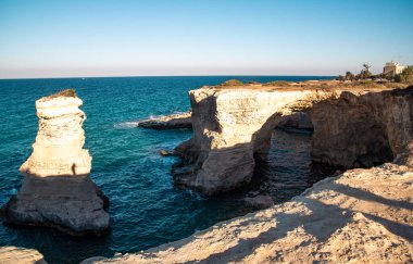 Kayalıklı deniz manzarası, kayalık kemer ve yığınlar (faraglioni), Torre Sant Andrea, Salento deniz kıyısı, Puglia, İtalya