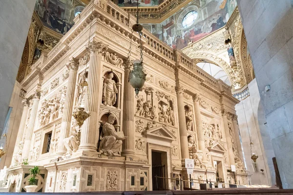 Loreto, İtalya - 10 Temmuz 2020: İtalya 'da Marche' da Loreto 'da Meryem Ana' nın Sığınağı (La Casa Santa)