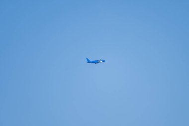 Yalnız bir mavi uçak seyir yüksekliğinde el değmemiş, bulutsuz bir gökyüzünde süzülür..