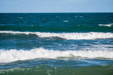 Köpüklü deniz dalgaları berrak bir gökyüzü altında katmanlar halinde çökerek, Bulgaristan 'daki huzursuz açık denizin güzelliğini yakalıyor.