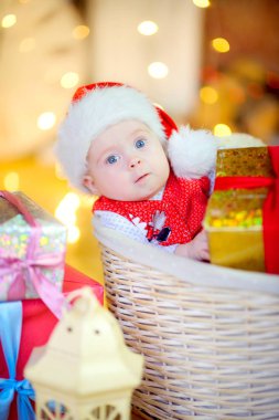 komik bebek Noel Baba şapkalı iri mavi gözlü göletlerde bir sepet büyük bir hediye ile arka planda Festival ışık