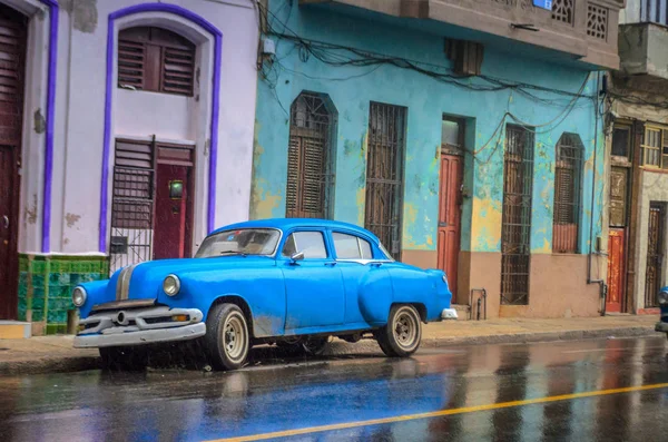 キューバ 雨の後の古い Havanna の通り歴史地区 — ストック写真