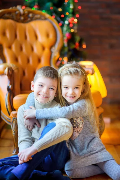 Irmã Gentilmente Oyunimayaet Seu Irmão Sentado Chão Sorrindo Juntos Fundo — Fotografia de Stock