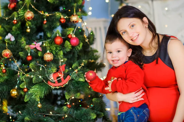 Glückliche Mutter Mit Ihrem Kleinen Sohn Schmückt Den Weihnachtsbaum Hängt — Stockfoto