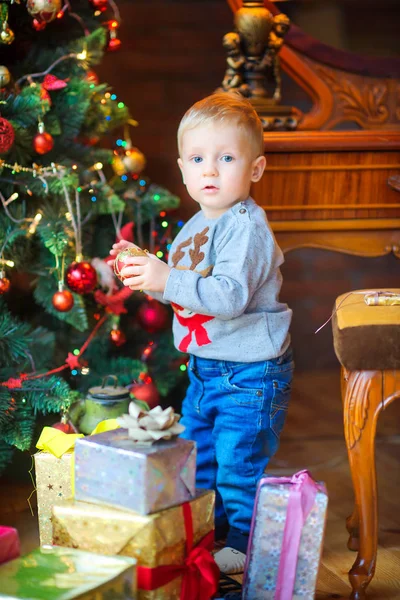 Drôle Bébé Décore Sapin Noël Avec Des Boules Beaucoup Cadeaux — Photo