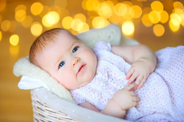 Petite Fille Couchée Dans Panier Sur Fond Lumières Festives Lumineuses — Photo