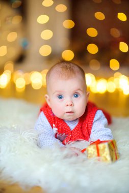 komik bebek yalan yere bir hediye ile parlak ışıklar içinde belgili tanımlık geçmiş