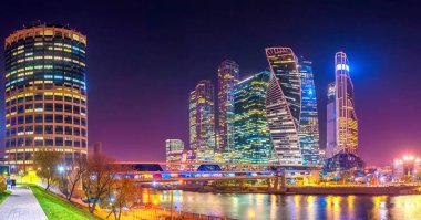 Moskova şehir panoraması ile Moskova Nehri yansımalar geceleri. Rusya'nın modern mimari