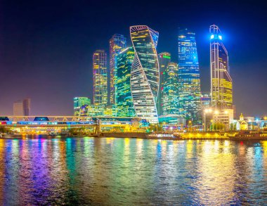 Gökdelenler Moskova şehir panoraması ile Moskova Nehri yansımalar geceleri. Rusya'nın modern mimari