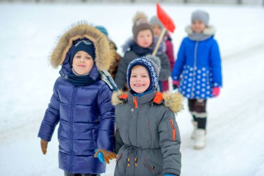 Kış parkında yürüyüş yapan dost canlısı adamlar.