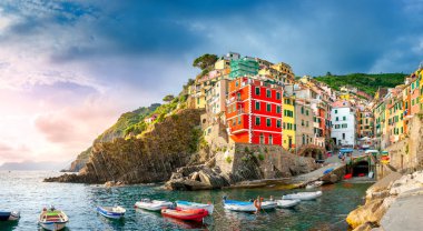 gün batımında, Cinque Terre ünlü İtalyan sahil köy Riomaggiore Panoraması. İtalya
