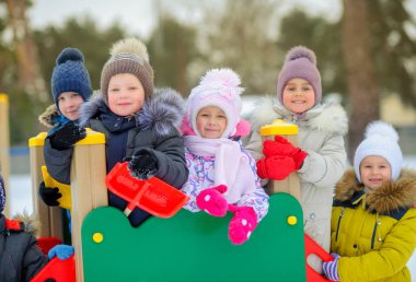 Arkadaşlar kış bahçesinde oynar ve eğlenir.