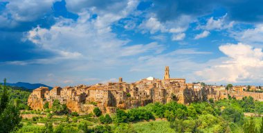 Pitigliano Ortaçağ şehir panoraması ile güzel bulutlar gökyüzünde, Tuscany uçurumun kenarında yer alan. İtalya. Europe