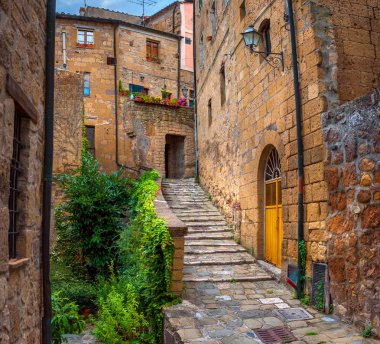 Eski sokak Sorano Tuscany ortaçağ kasabasında. İtalya