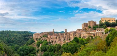 Panorama pitoresk ortaçağ köyü Sorano Tuscany bir tepe üzerinde yer alır. İtalya