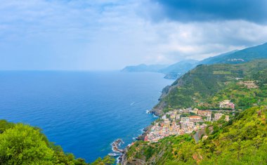 Riomaggiore Cinque Terre alanında şeridinin havadan görünümü