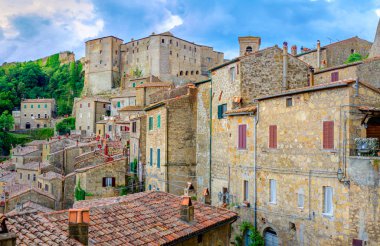Güzel ortaçağ köyü, Sorano ile gün batımında, Tuscany bir kayanın üzerinde büyük bir kale Panoraması. İtalya. Europe