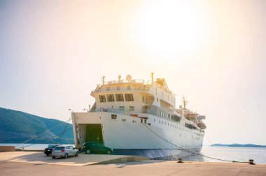 parlak gün batımı sırasında yükleme için bekleyen dock üzerindeki ayakta feribot