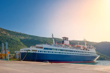 parlak gün batımı sırasında yükleme için bekleyen dock üzerindeki ayakta feribot