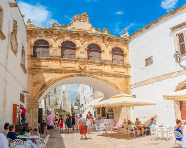 İtalya, Ostuni, Temmuz 2018 - sokakta tarihi kentin Panoraması