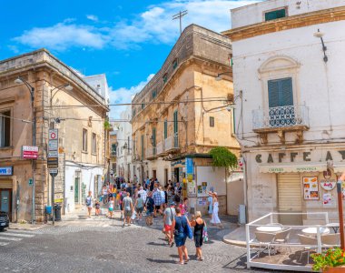 İtalya, Ostuni, Temmuz 2018 - şehrin tarihi kesiminde sokak turist Panoraması