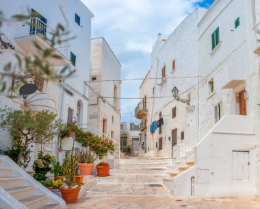 Sokakta Ostuni Ortaçağ şehir panoraması. İtalya. Europe