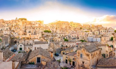 Matera, Güney İtalya antik şehir üzerinde güzel gün batımı. Europe