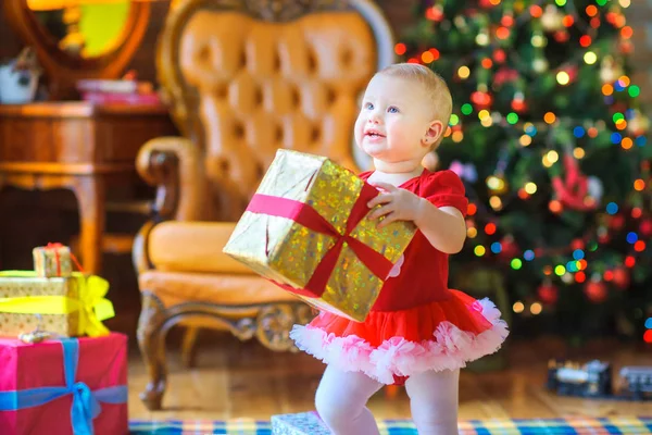 Kleines Mädchen Mit Einem Großen Geschenk Umwickelt Goldenes Papier Auf — Stockfoto