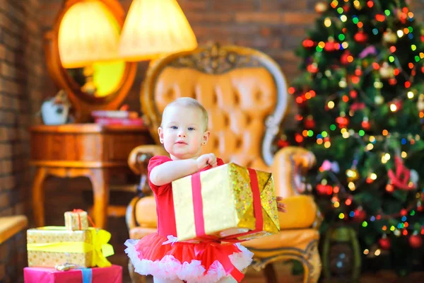 Kleines Mädchen Mit Einem Geschenk Einer Roten Schleife Vor Dem — Stockfoto