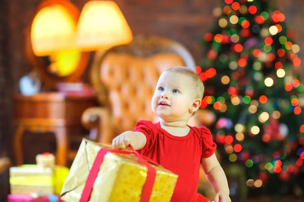 Kleines Mädchen Mit Einem Geschenk Einer Roten Schleife Vor Dem — Stockfoto