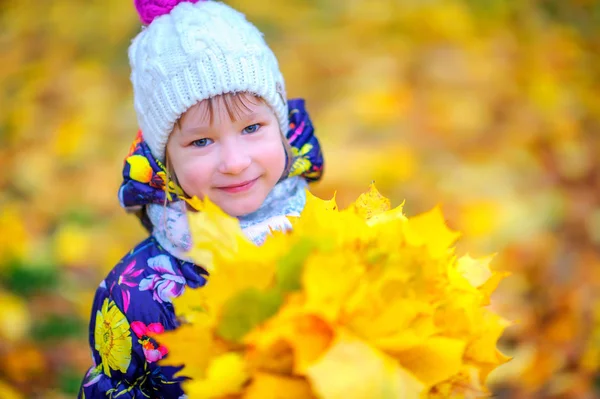Дівчина Підліток Красивим Букетом Осіннього Листя Осінньому Парку — стокове фото